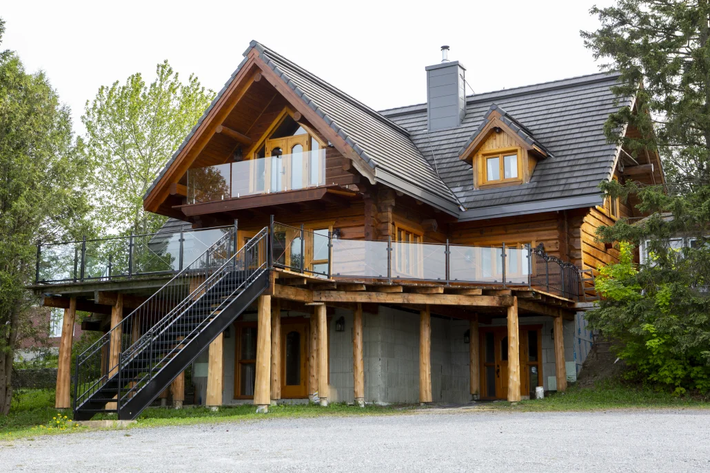 Chalet en bois rond - Log home  Small cottage house plans, Cabin style  homes, Small log cabin